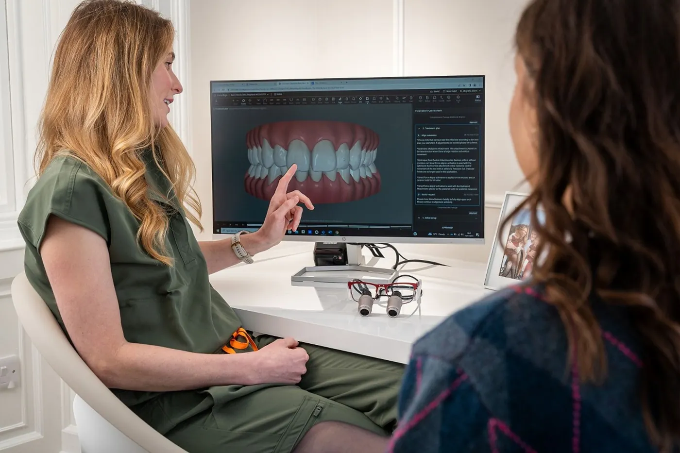 Odontóloga mostrando el diseño digital de sonrisa a una paciente